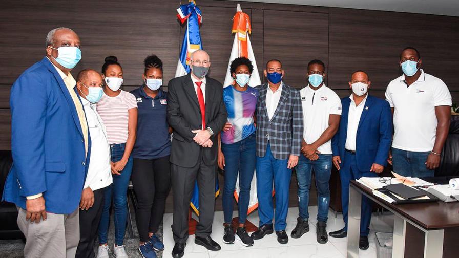 Ministro de Obras Públicas promete reconstruir pistas de atletismo