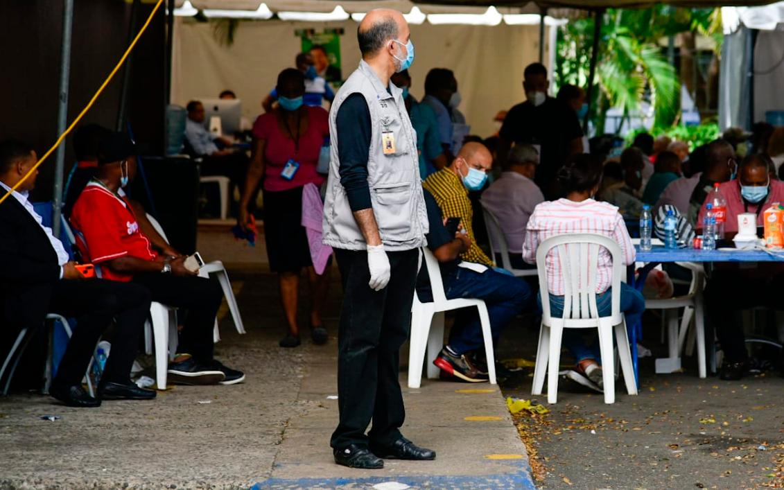 Decenas de delegados de los partidos aún permanecen en la Junta Electoral del Distrito Nacional. 