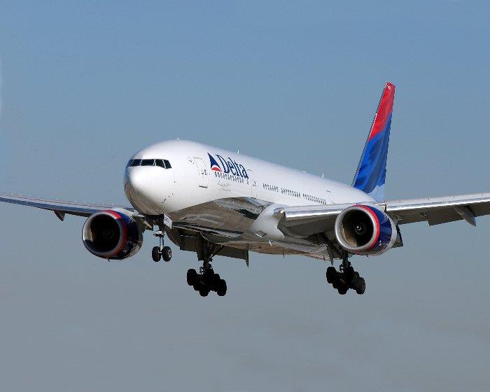 Arrestan un pasajero en un vuelo de Delta que penetró a la cabina diciendo que era Dios