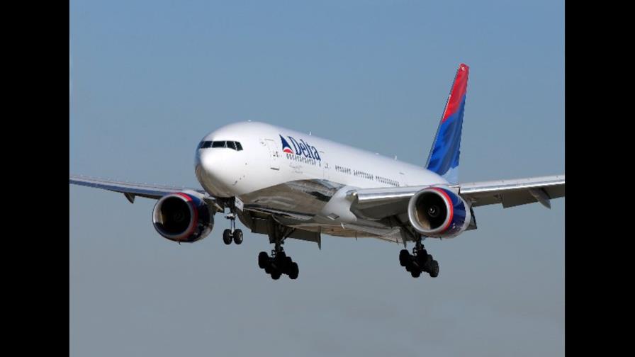 Arrestan un pasajero en un vuelo de Delta que penetró a la cabina diciendo que era Dios
