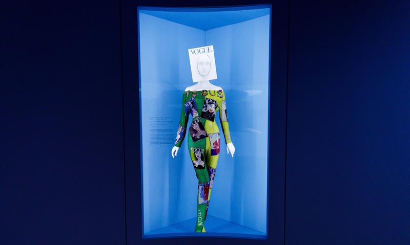 Varios diseños y objetos son expuestos durante la “Met Gala”, cuya temática de este año gira en torno a “Notes on Camp”.