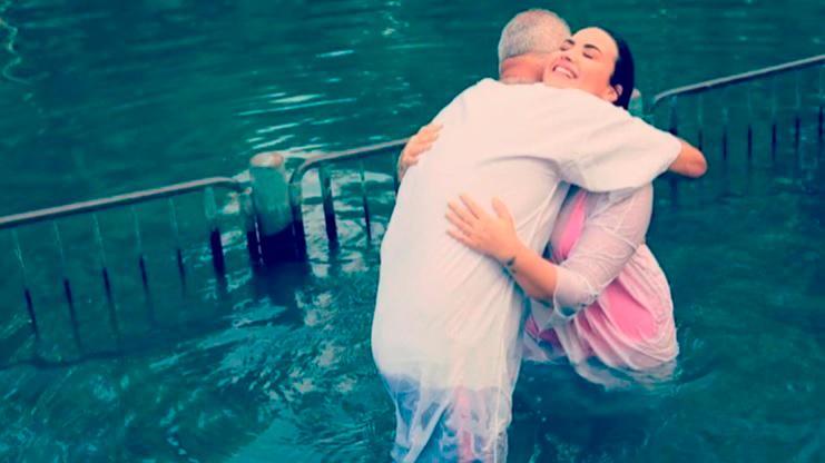Demi Lovato se bautiza en el río Jordán en Israel