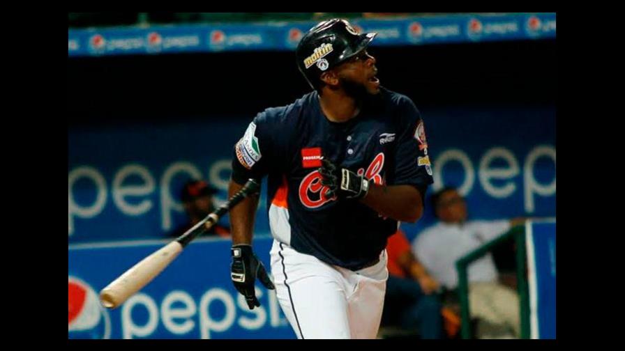 El dominicano Denis Phipps le pega fuego a la pelota venezolana