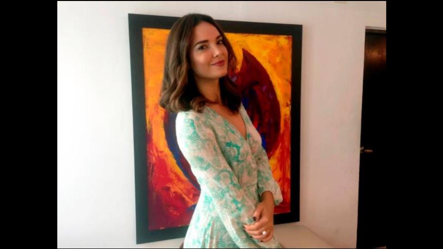 Ex Miss Universo Denise Quiñones resalta su voz cantando tema de autor cubano