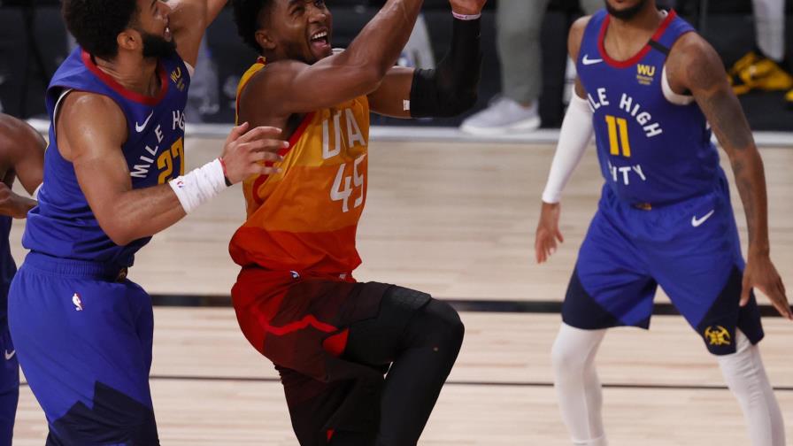 Mitchell anota 51 puntos y el Jazz vence 129-127 a Nuggets para tomar ventaja 3-1 en su serie