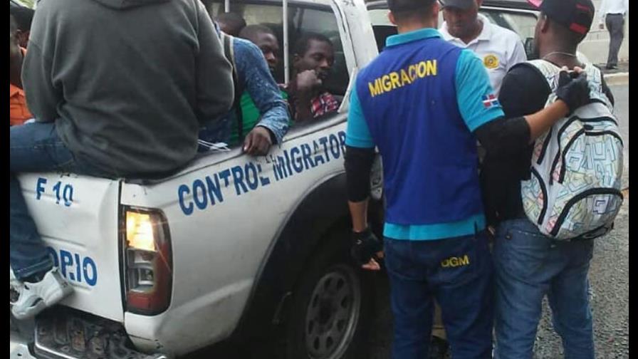 Migración detiene más de 500 extranjeros durante operativos en Azua, Dajabón y Santiago