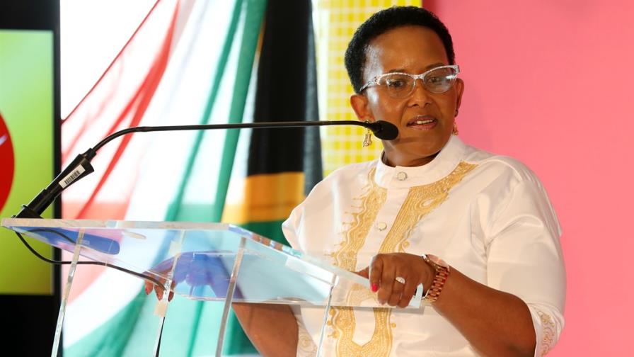 Ministra sudafricana acusa a IAAF de “atacar los cuerpos de las mujeres”