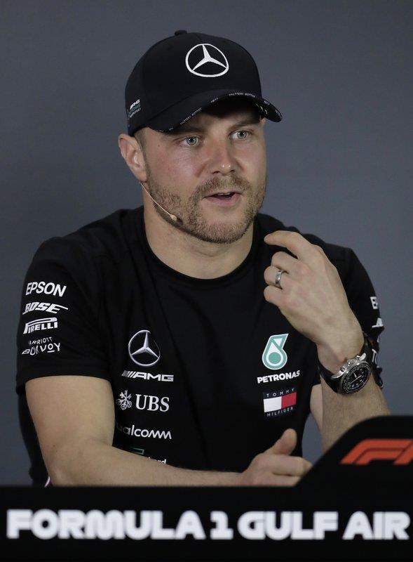 Valteri Bottas alista feroz competencia contra Lewis Hamilton en Bahréin