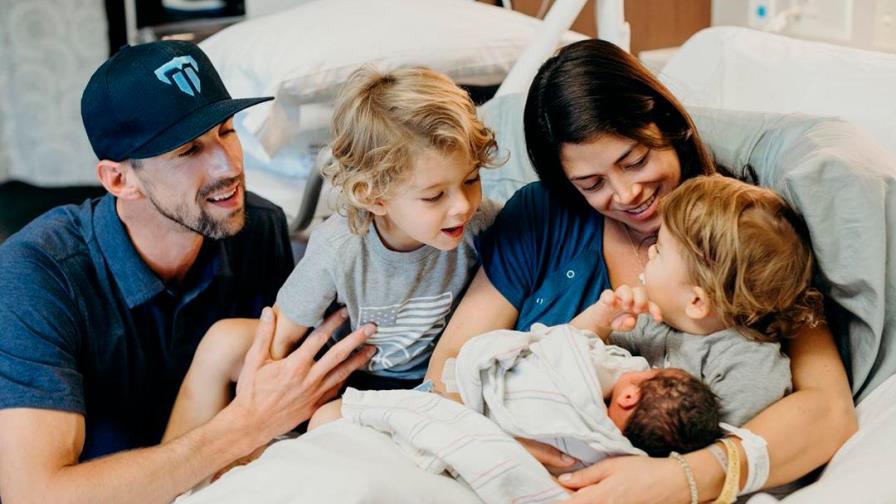 Michael Phelps da la bienvenida a su tercer hijo Michael Phelps da la bienvenida a su tercer hijo