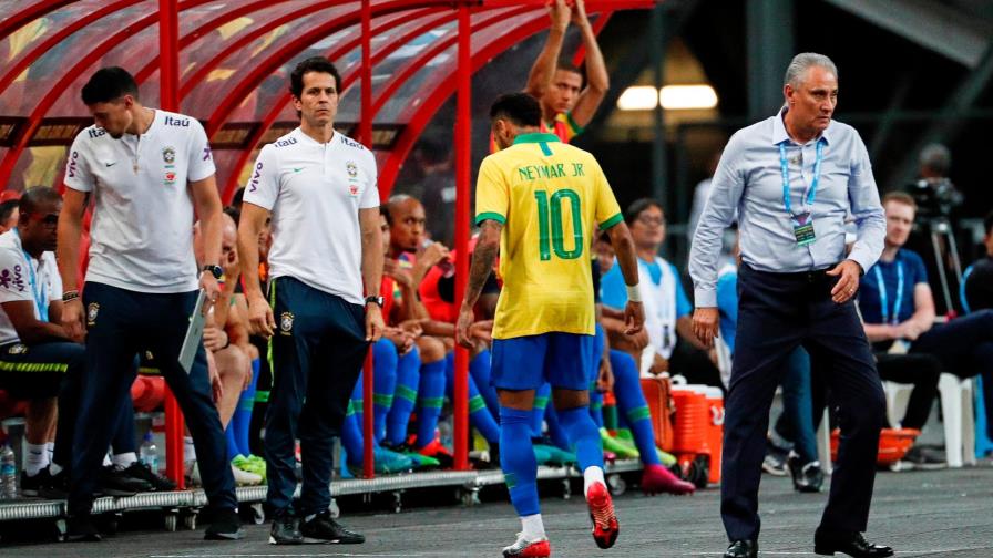 Brasil extiende su sequía ante Nigeria y Neymar sale lesionado
