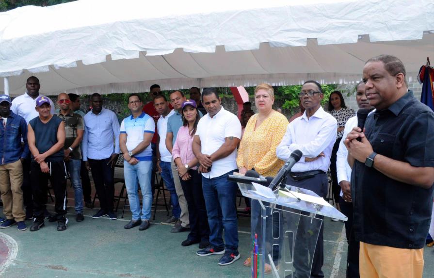 Ministro de Deportes inaugura trabajos para techado en El Caliche de Cristo Rey