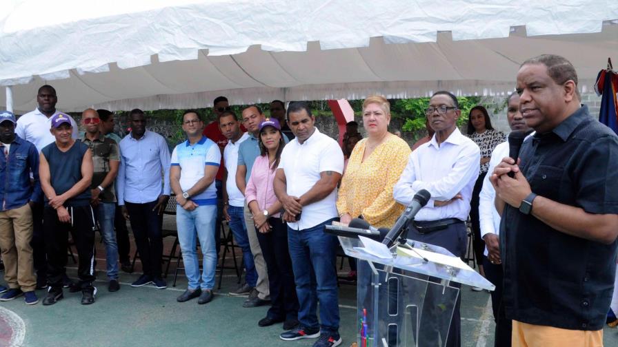Ministro de Deportes inaugura trabajos para techado en El Caliche de Cristo Rey