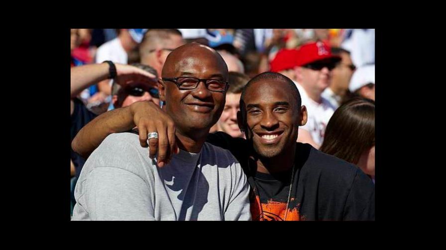 Padre de Kobe Bryant es visto por primera vez desde el accidente