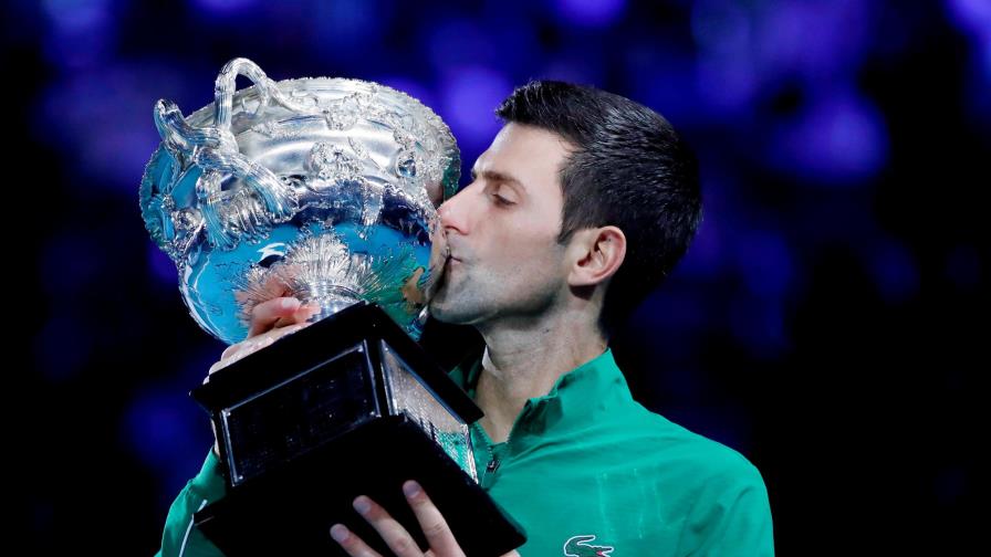 Novak Djokovic reina por octava vez en Australia y recupera el número 1