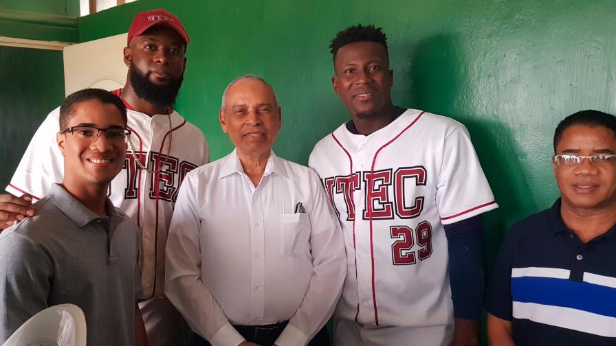 Embajador Pérez Memén participa en inauguración de Liga Nacional Béisbol en El Salvador