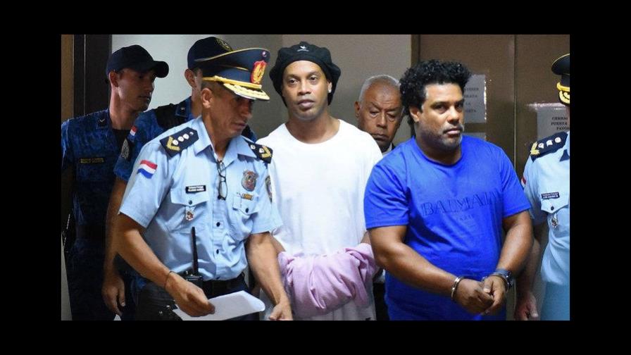 Ronaldinho sigue detenido en Paraguay desde hace casi 70 días