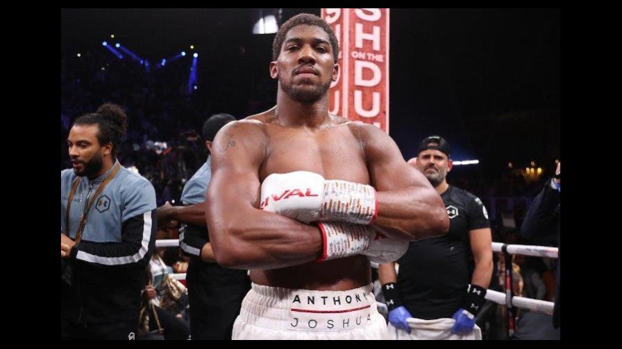 Anthony Joshua no defenderá títulos mundiales antes de octubre, dice su promotor