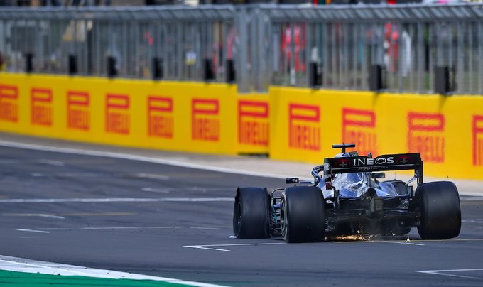 Lewis Hamilton se lleva la victoria con un neumático pinchado en Gran Bretaña 