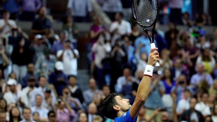 Un adolorido Novak Djokovic avanza junto a Roger Federer en US Open 