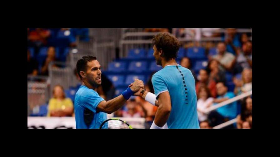 Rafael Nadal le desea suerte a Víctor Estrella tras su retiro de las canchas