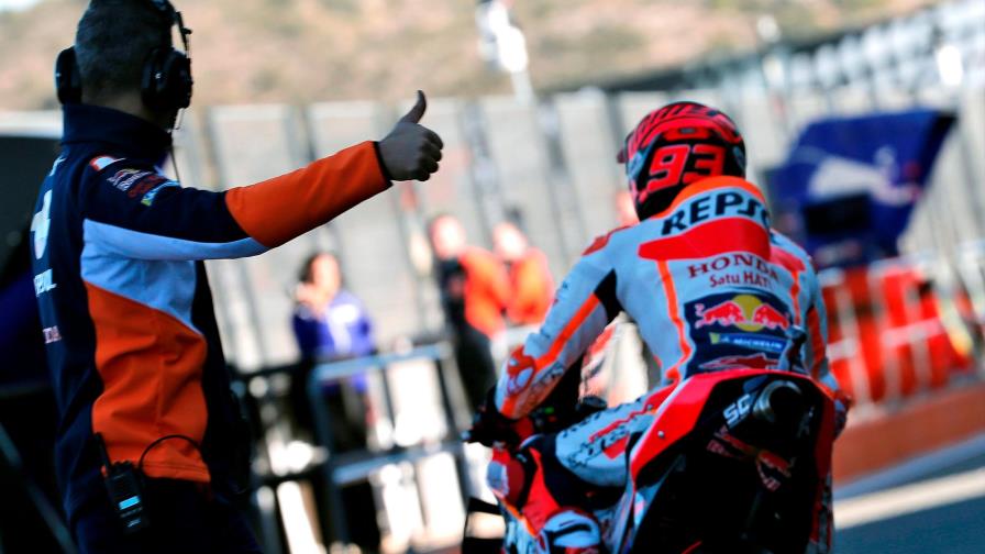 Marc Márquez es operado del hombro derecho en Barcelona