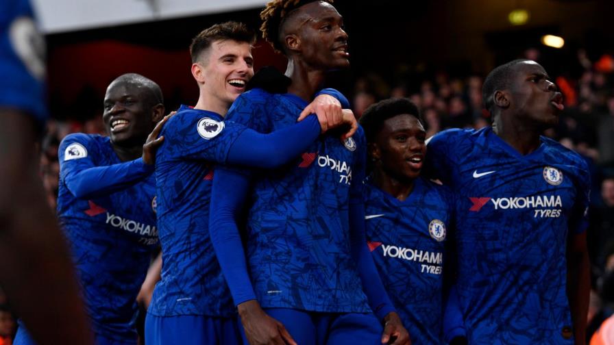 El Chelsea remonta en tramo final ante el Arsenal y sigue en puestos Champions