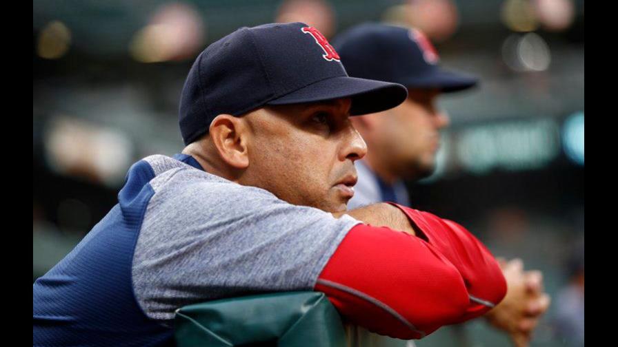 ¿Quién podría sustituir a Alex Cora en los Medias Rojas de Boston?