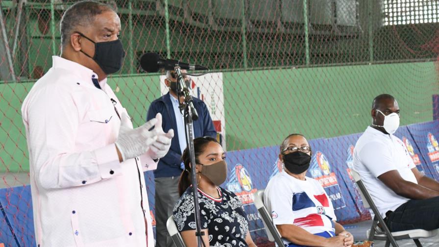 Ministro de Deportes entrega apoyo a más de 390 atletas 
