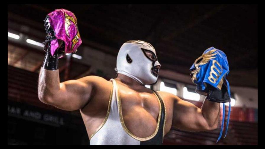 Luchadores mexicanos resisten la crisis con peleas al aire libre y por via internet Luchadores mexicanos resisten la crisis con peleas al aire libre y por via internet