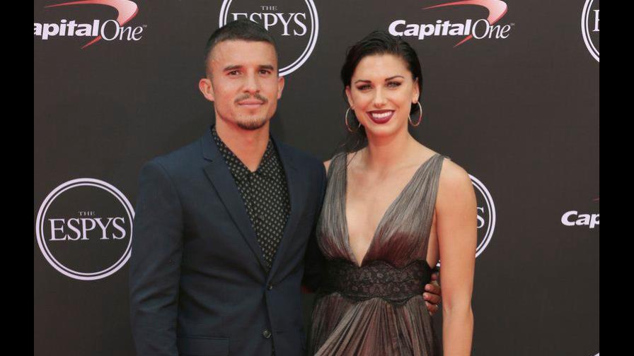 Los futbolistas Alex Morgan y Servando Carrasco esperan su primer hijo
