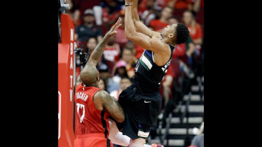 Bucks vencen a Rockets en debut de Westbrook