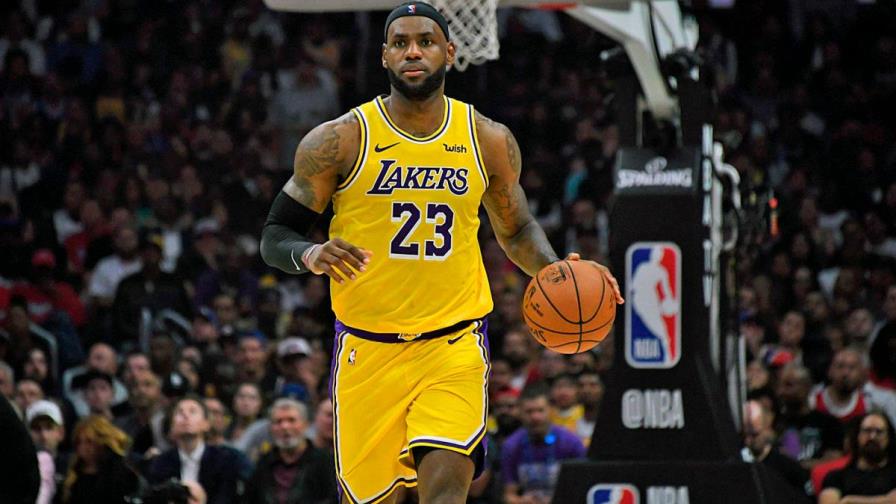 LeBron James se convierte en el cuarto jugador en anotar 33,000 puntos