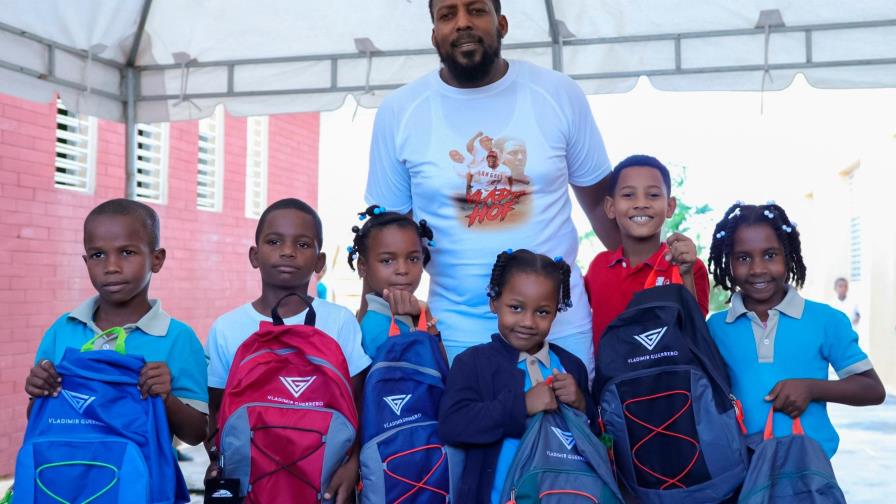 Vladimir Guerrero entrega útiles escolares 