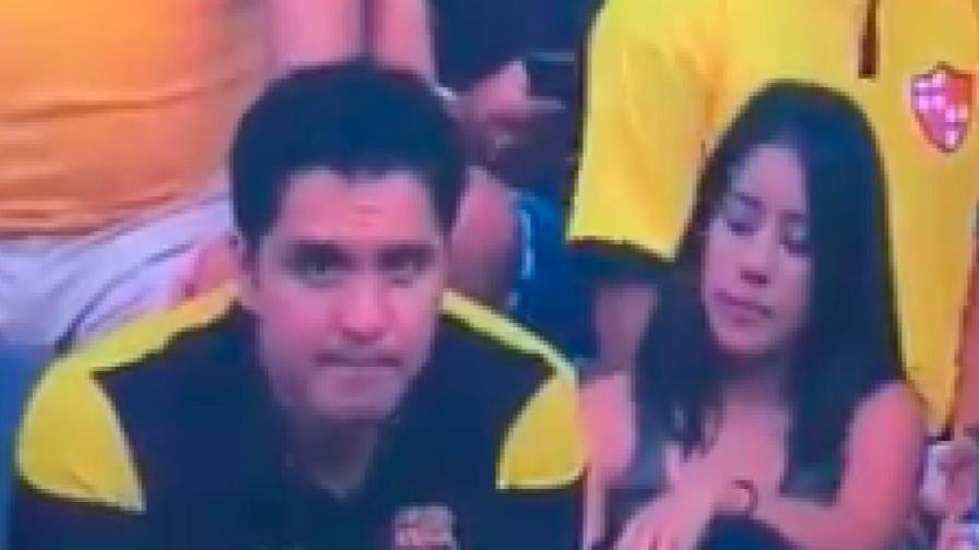 Video | La ‘Kiss Cam’ graba una posible infidelidad en un juego de fútbol 