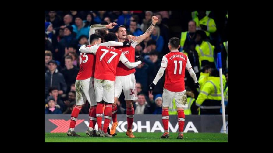 El Arsenal empata con 10 frente al Chelsea, Agüero rescata al City