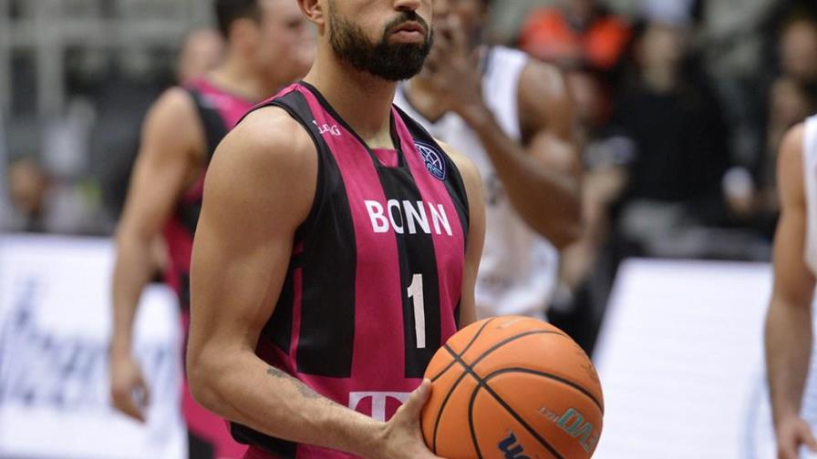 Basquetbolista alemán despedido de su club por manifestarse contra restricciones Basquetbolista alemán despedido de su club por manifestarse contra restricciones
