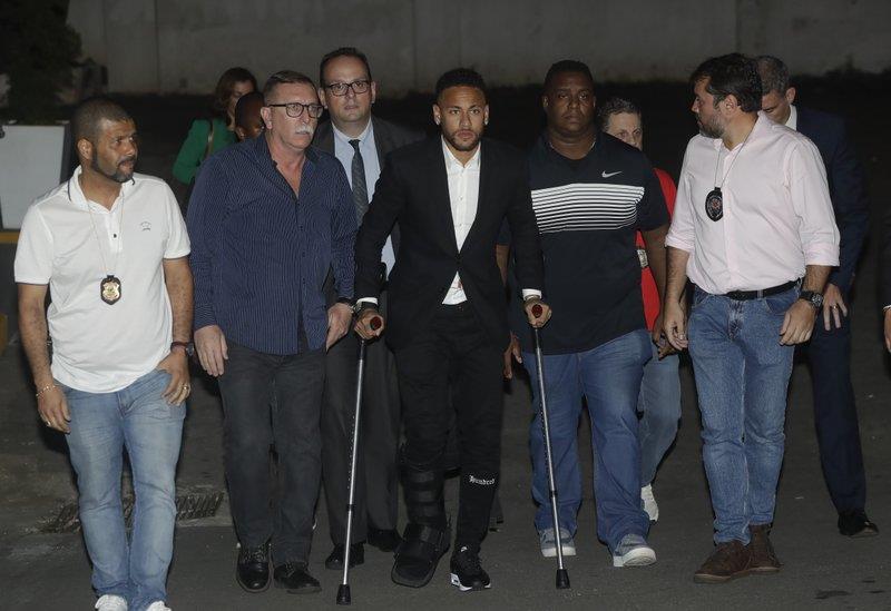 Interrogado por la policía, Neymar niega acusación de violación 