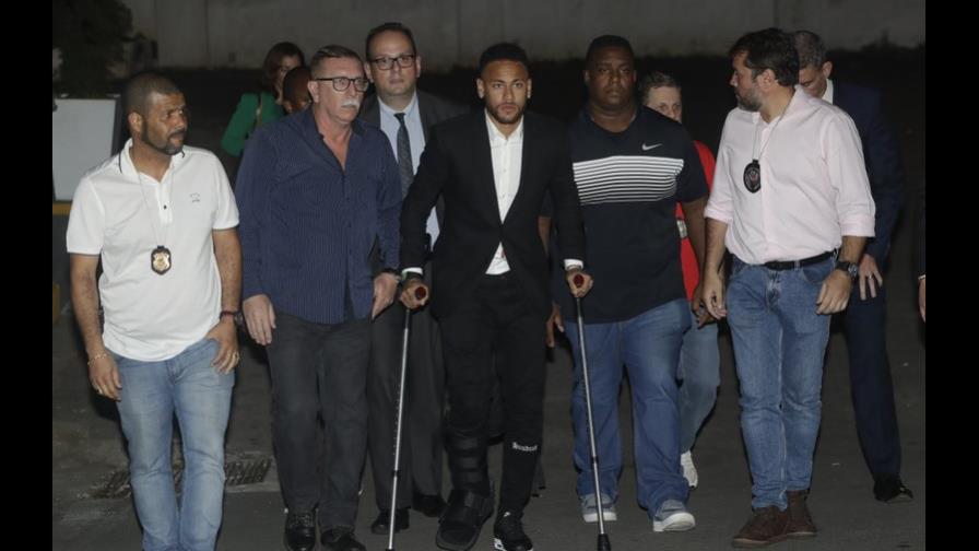 Interrogado por la policía, Neymar niega acusación de violación 