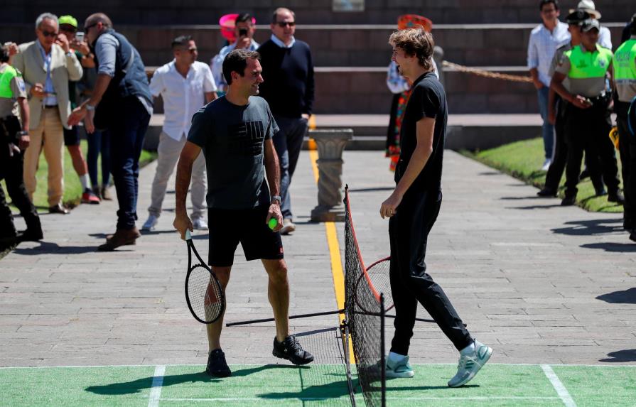 Roger Federer juega con Alexander Zverev en cancha de dos hemisferios