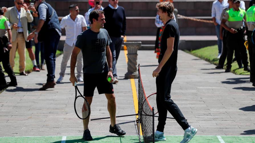 Roger Federer juega con Alexander Zverev en cancha de dos hemisferios Roger Federer juega con Alexander Zverev en cancha de dos hemisferios