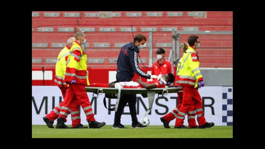 Futbolista nigeriano es trasladado al hospital tras un golpe en la cabeza Futbolista nigeriano es trasladado al hospital tras un golpe en la cabeza