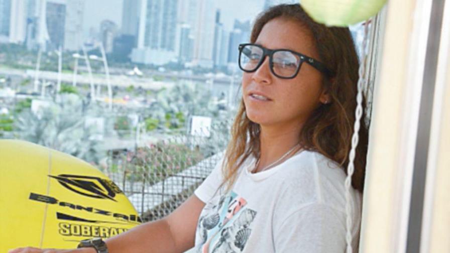Surfista panameña abraza sueño olímpico y se alista para volver a competir
