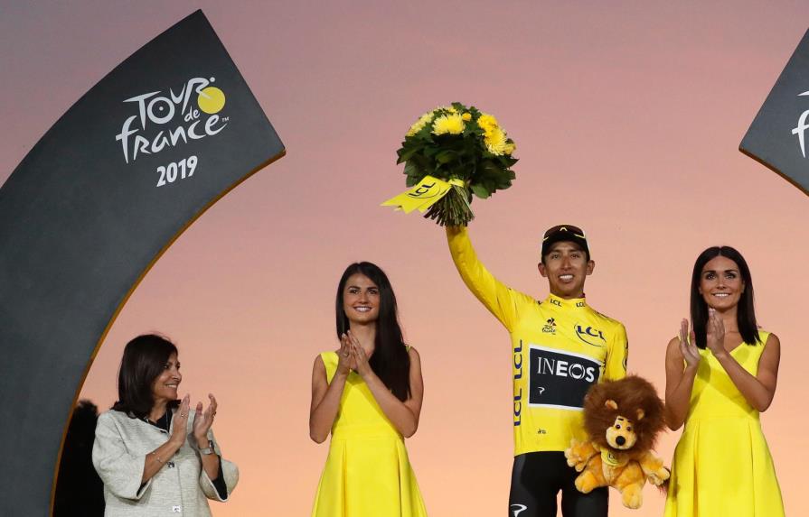 Egan Bernal celebra el Tour de Francia y Colombia se rinde a su nuevo héroe