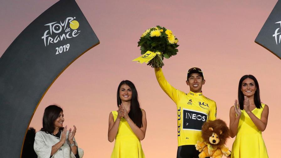 Egan Bernal celebra el Tour de Francia y Colombia se rinde a su nuevo héroe