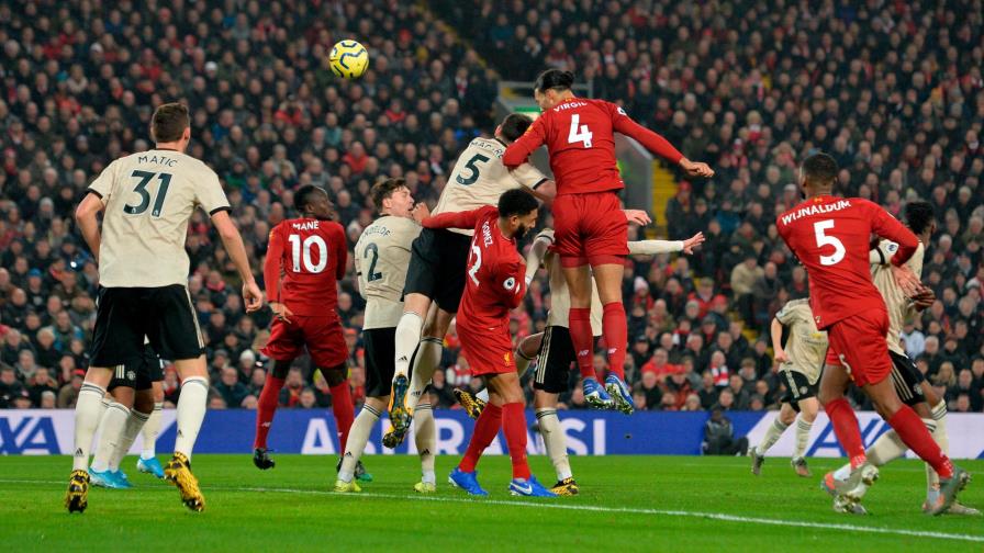 El Liverpool gana al United y sigue su marcha imparable hacia el título