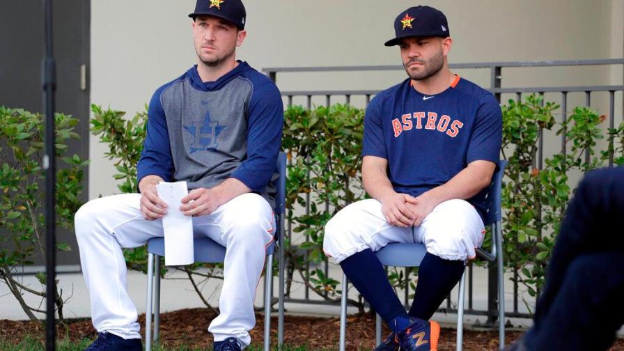 José Altuve y Alex Bregman se disculpan por robo de señales