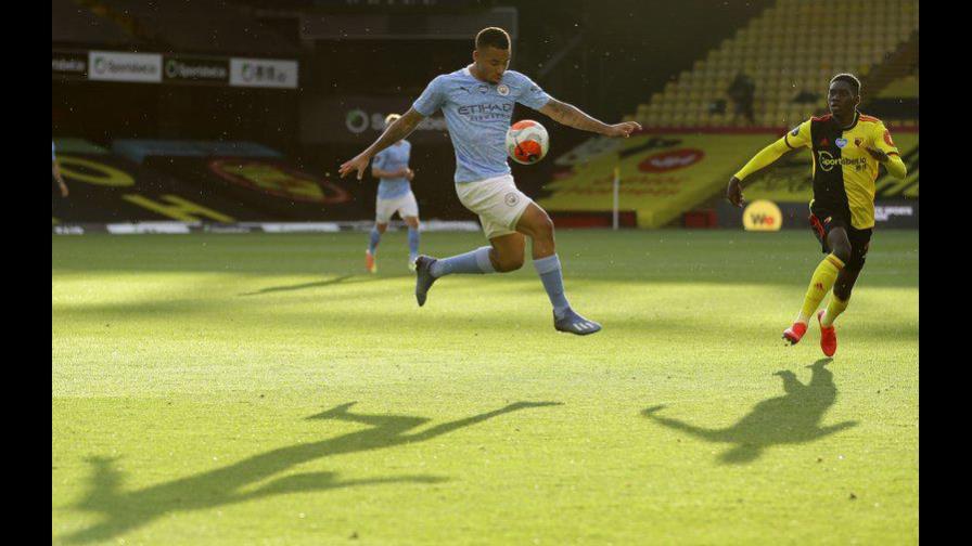 El Manchester City no tiene piedad del Watford, Aston Villa sale del descenso