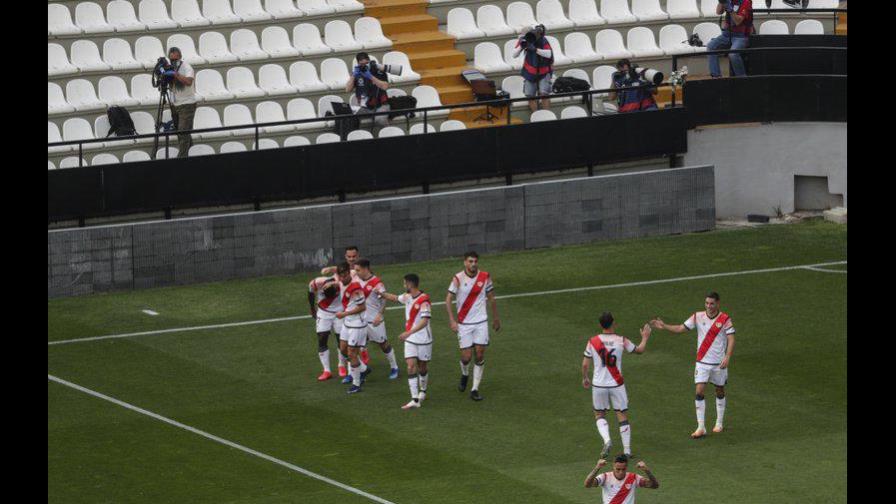 Rayo gana con gol de Advíncula, al reanudarse el fútbol español