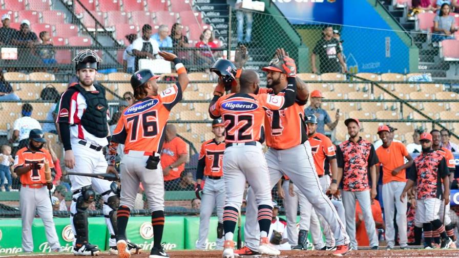 Los Toros siguen dominio ante Leones, se afianzan en primer lugar 