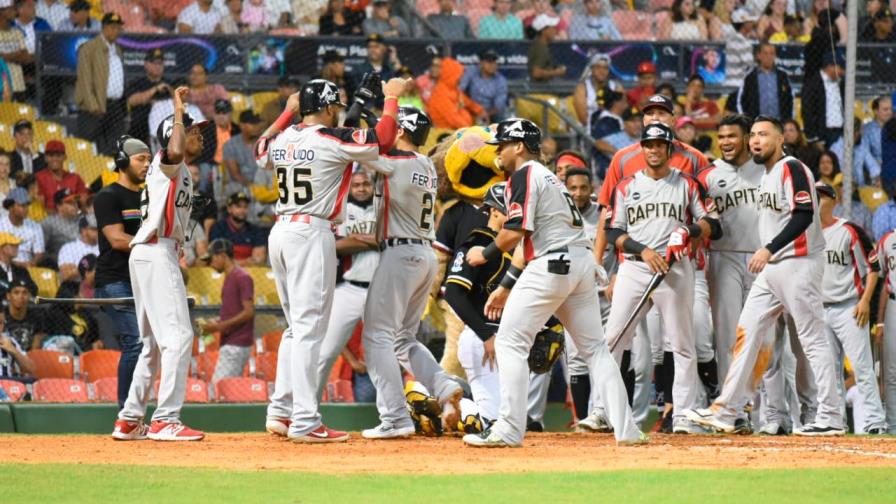 Leones derrotan Águilas y empatan en tercer lugar 